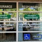 Vue extérieure avec vitrophanie “responsable” à l’agence Vert Assur Caen