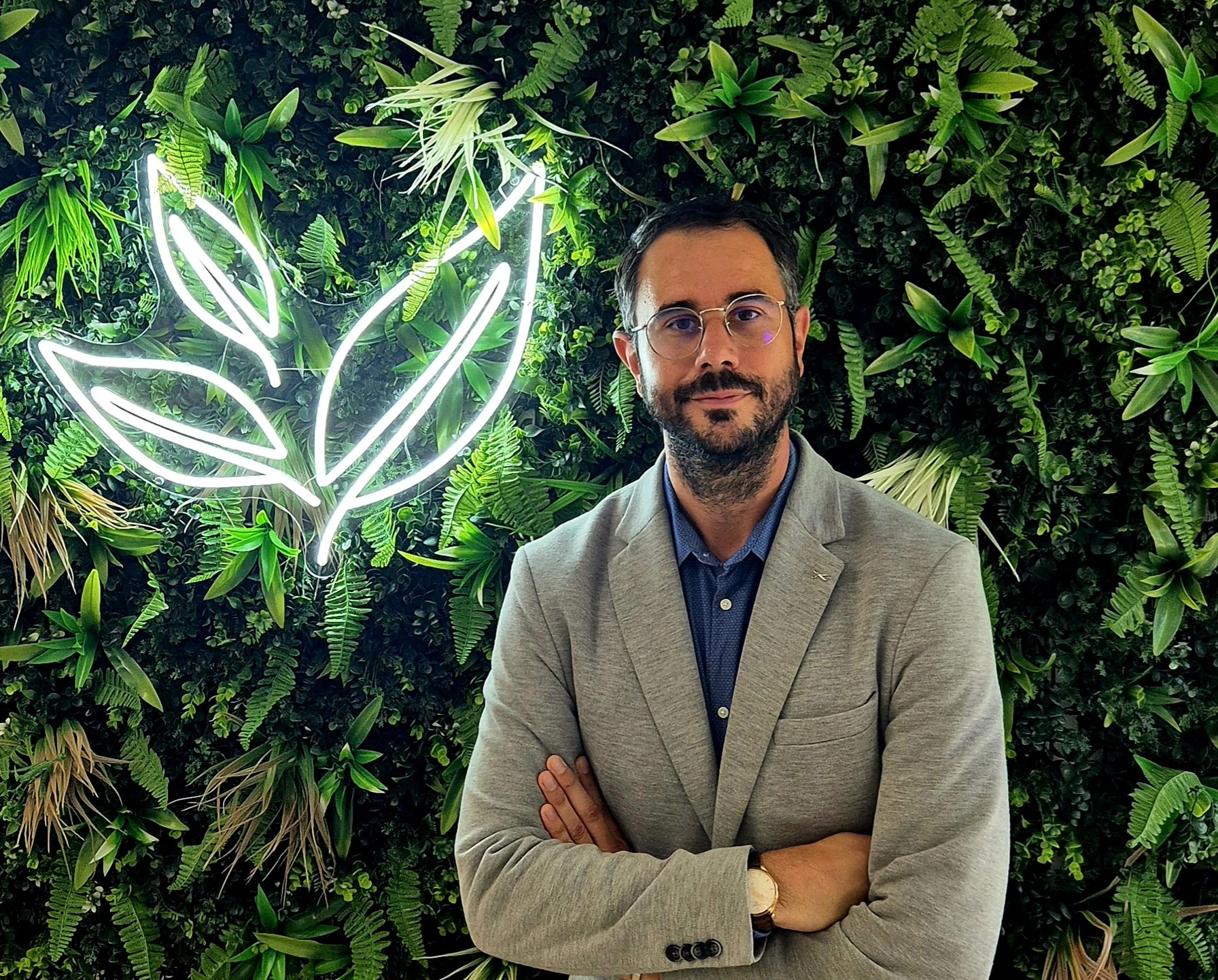 Portrait du responsable d’agence Vert Assur à Caen devant mur végétal