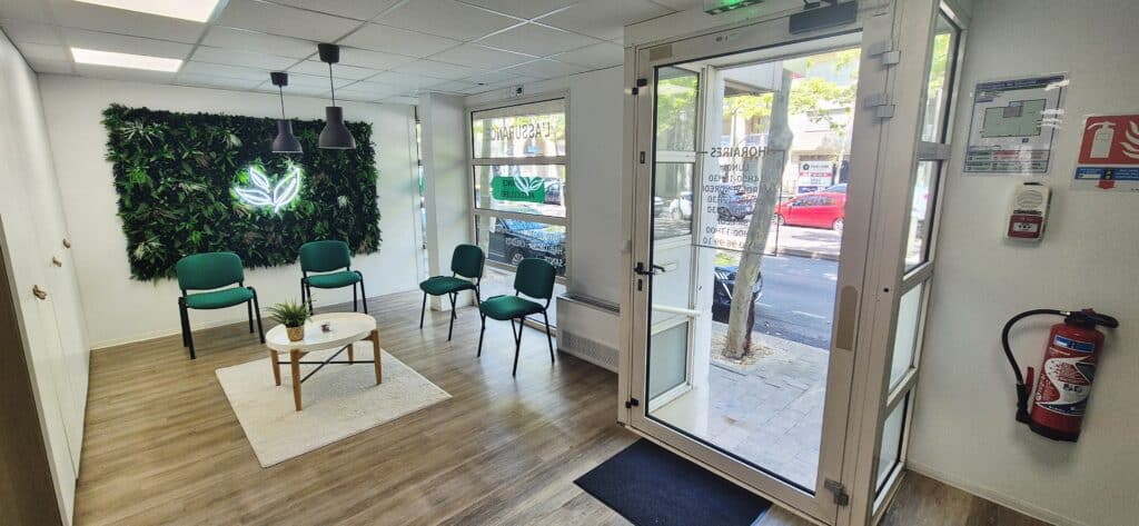 Entrée principale de l’agence Vert Assur à Marseille avec zone d’accueil