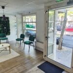 Entrée principale de l’agence Vert Assur à Marseille avec zone d’accueil